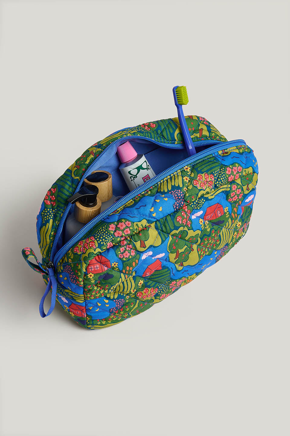 Amaliah - Large Washbag Recycled Polyester in Farmyard Scene