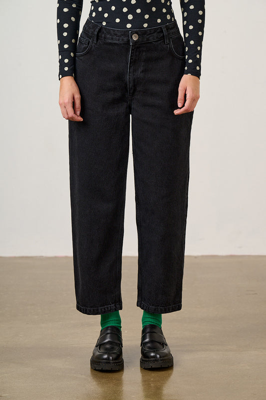 Drew - Cropped Straight Leg Jeans Organic Cotton Denim in Washed Black