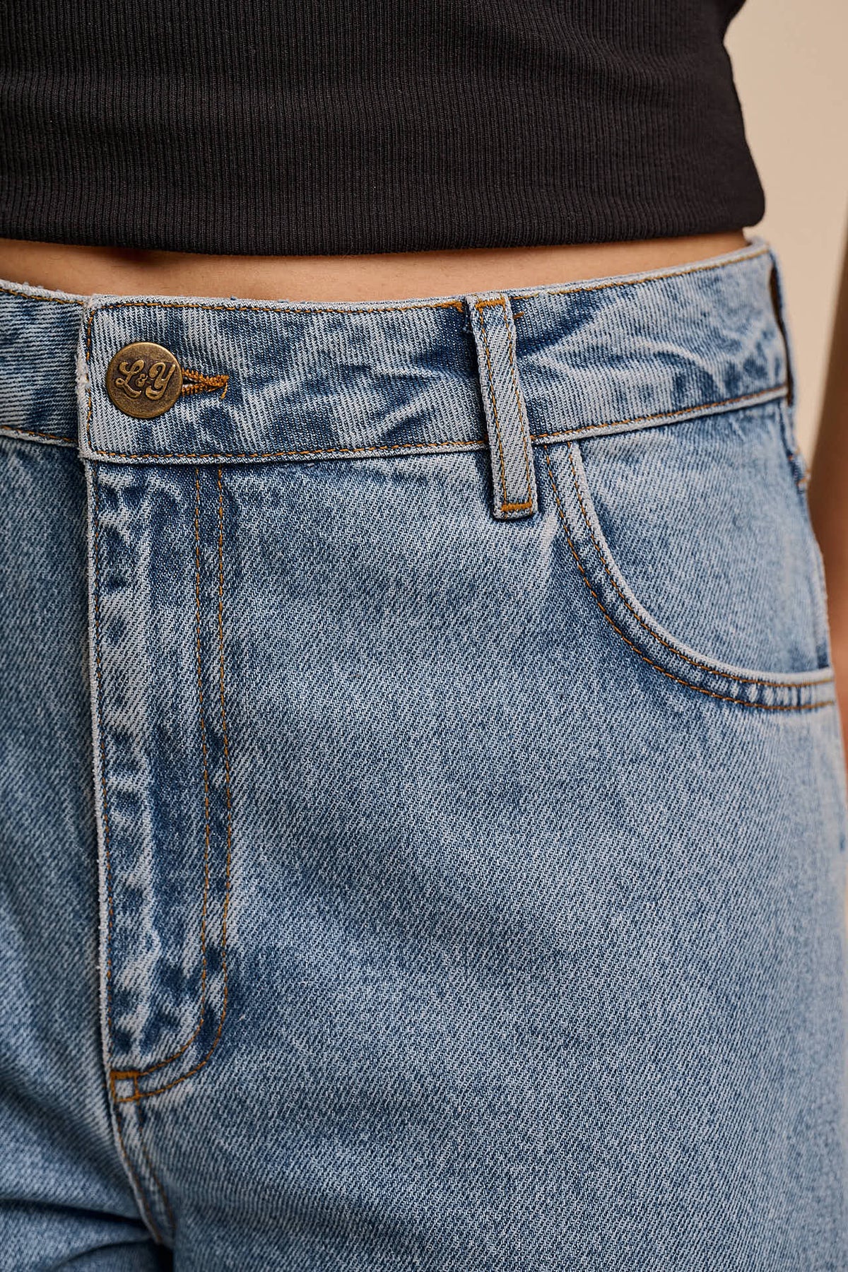 Drew - Cropped Straight Leg Trousers Organic Cotton Denim in Light Wash Blue