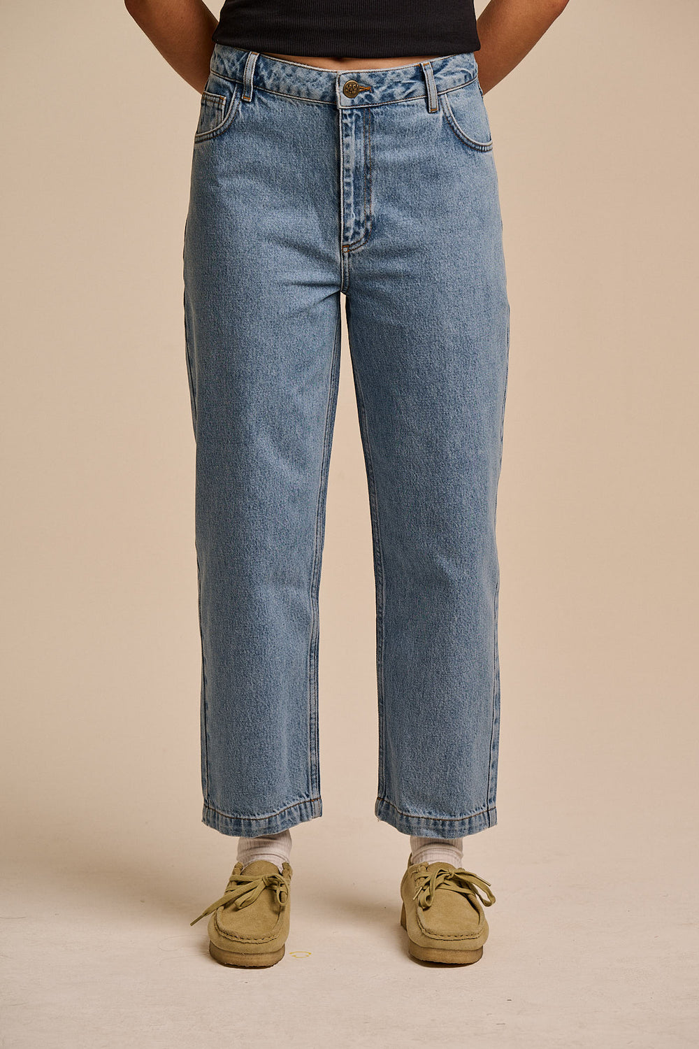 Drew - Cropped Straight Leg Trousers Organic Cotton Denim in Light Wash Blue