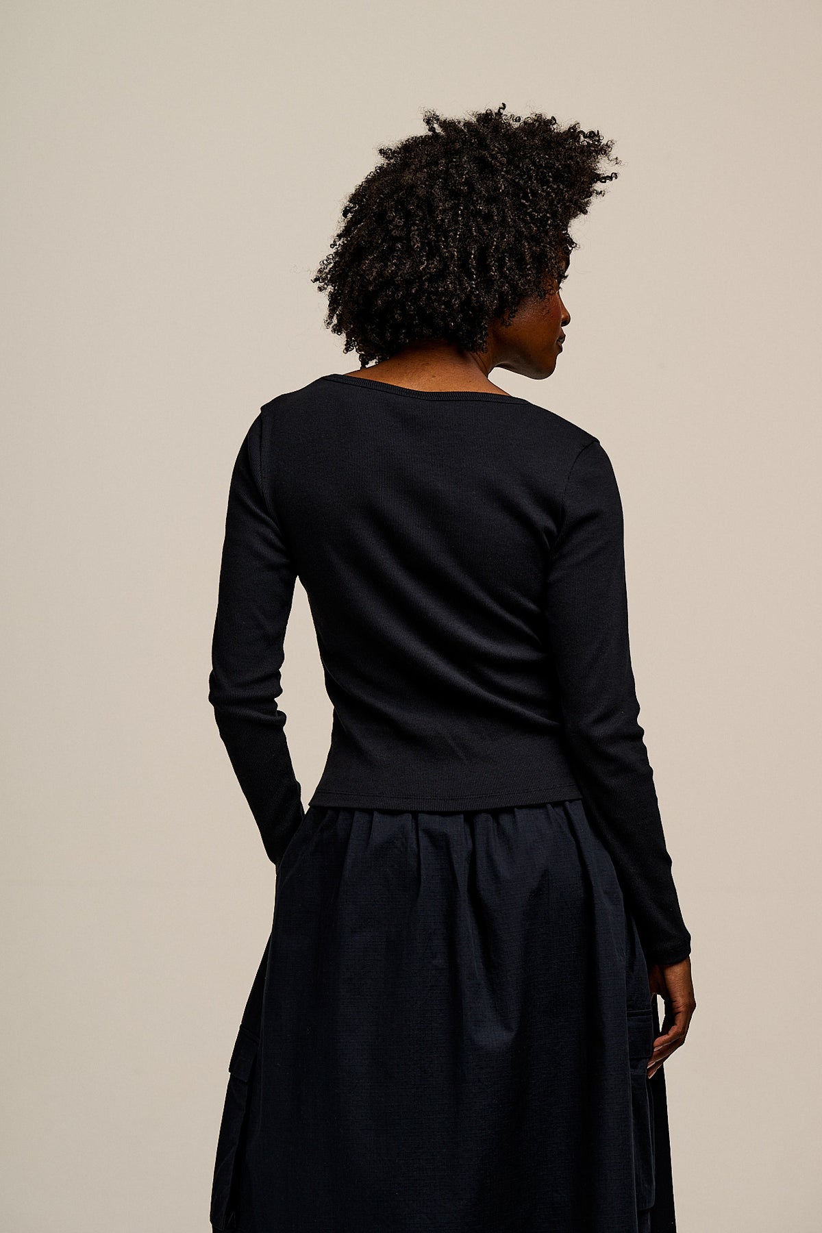 Remy - Scoop Neck Long Sleeve T-Shirt Organic Cotton in Black