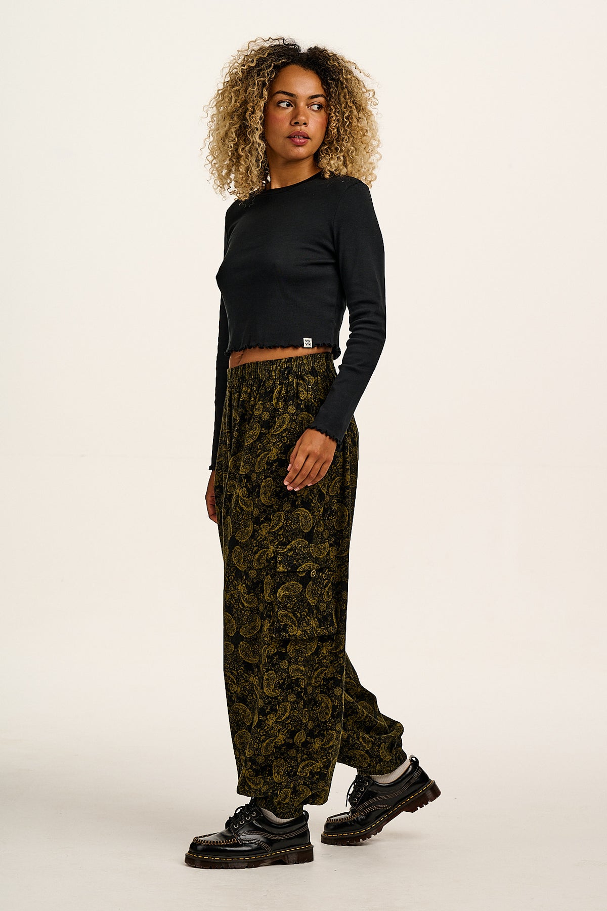 Hansel - Long Sleeve Cotton Crop Top in Black