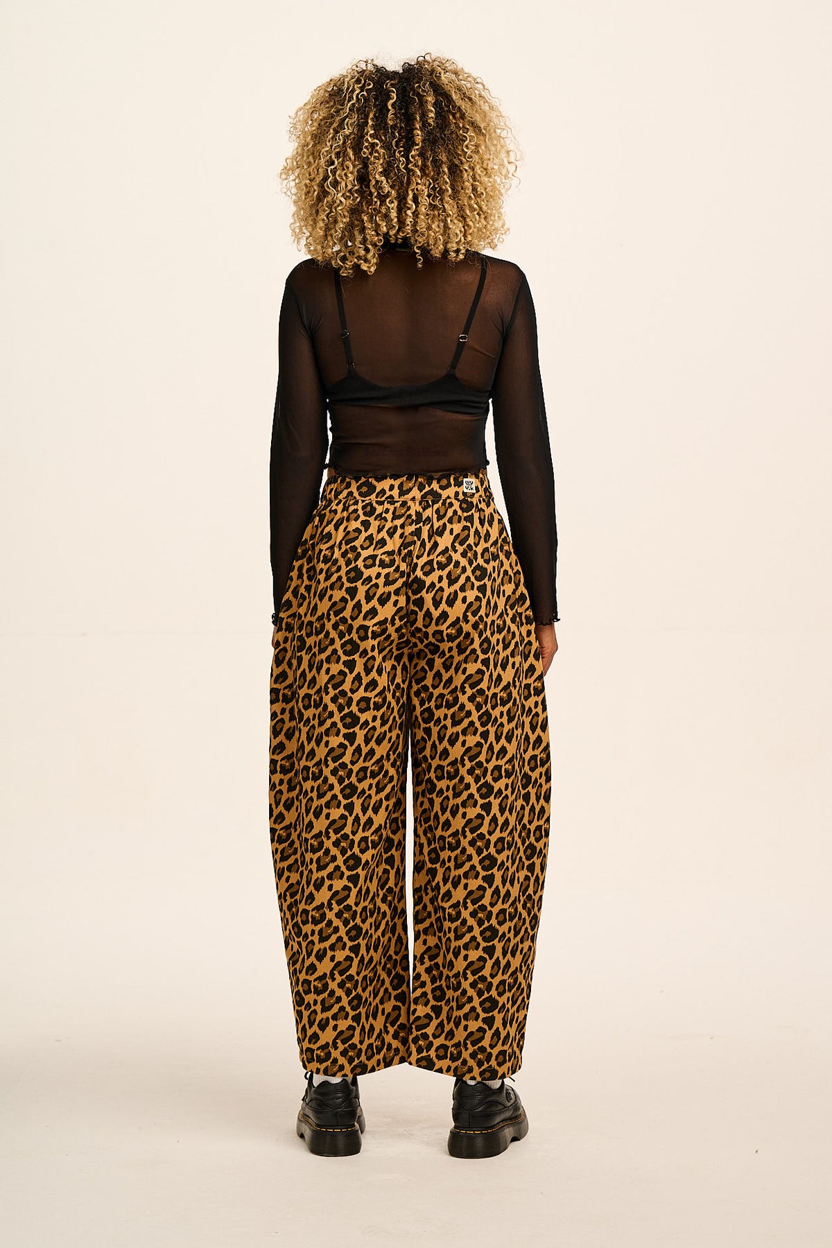 Beau - Barrel Leg Trousers Organic Cotton in Leopard Print