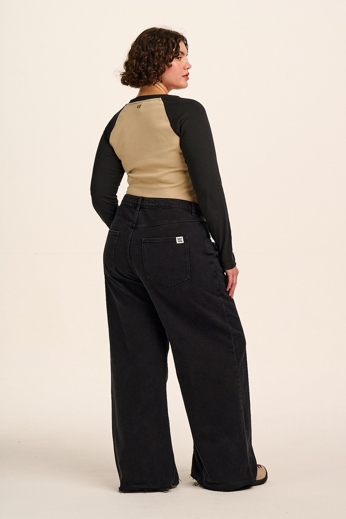Carter - Wide Leg Jeans Organic Cotton Denim in Washed Black
