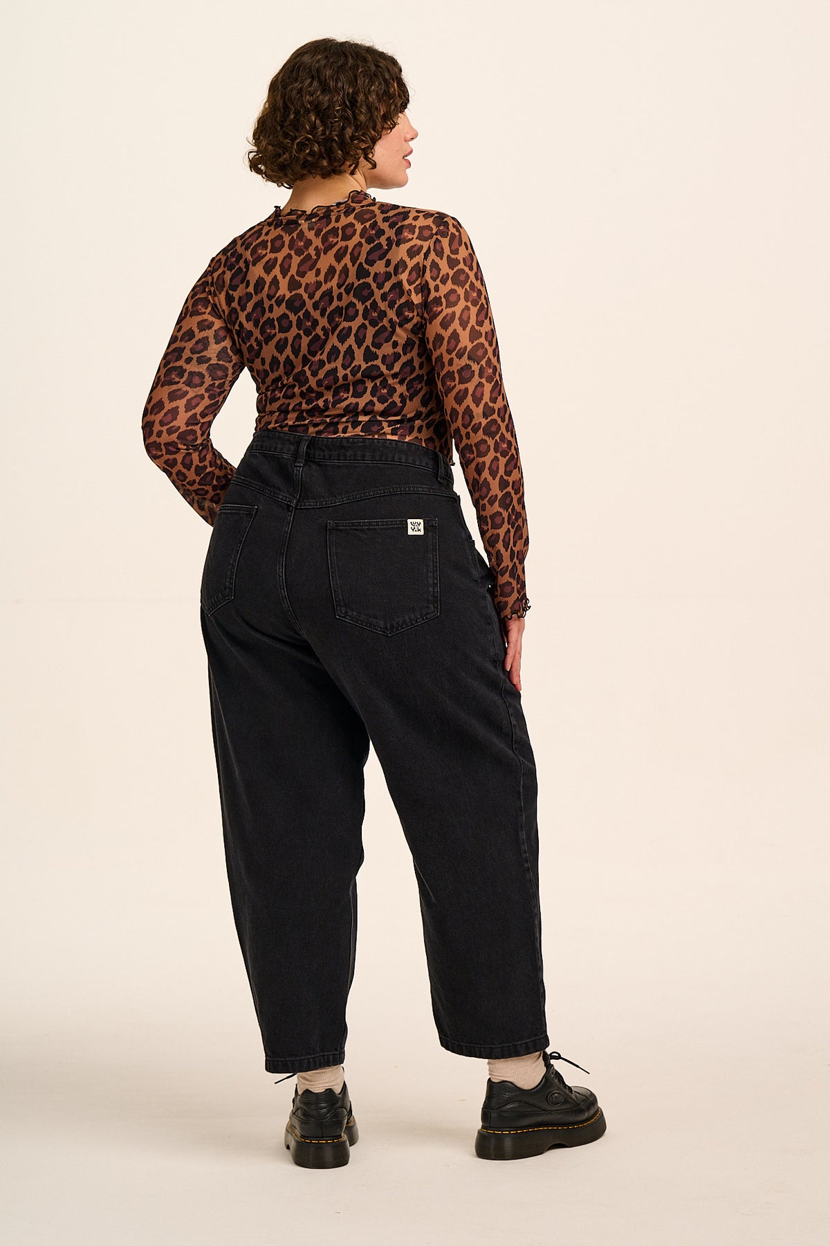 Drew - Cropped Straight Leg Jeans Organic Cotton Denim in Washed Black