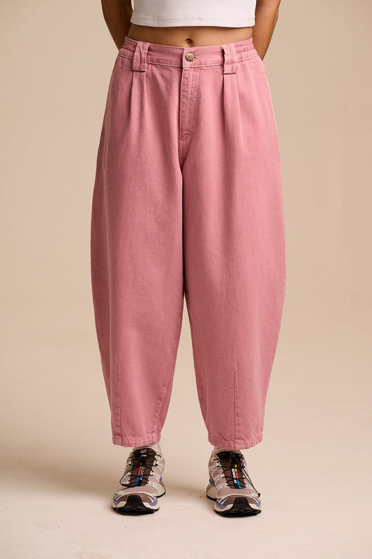 Ashby - Barrel Leg Trousers Organic Cotton Denim in Washed Pink