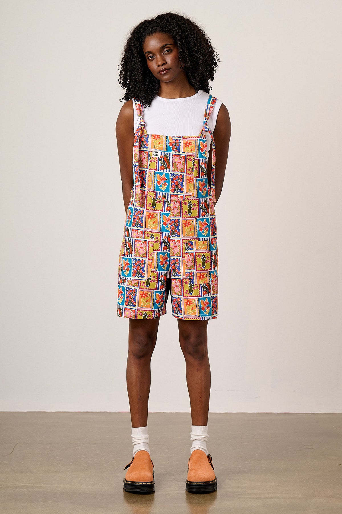 Original - Mid-Thigh Dungaree Shorts Organic Cotton Matty in Birds & Flowers Square Tile