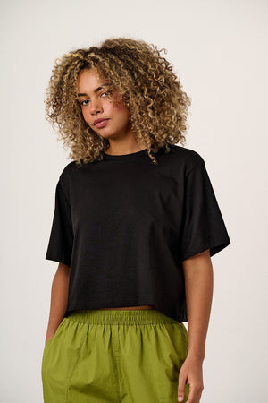 Zayla - Cropped Boxy T-Shirt Organic Cotton in Black