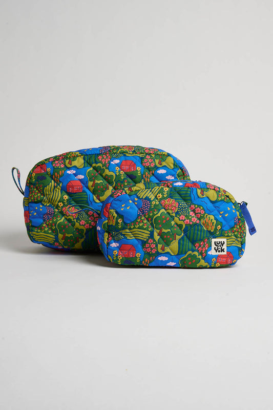 Amaliah - Large Washbag Recycled Polyester in Farmyard Scene