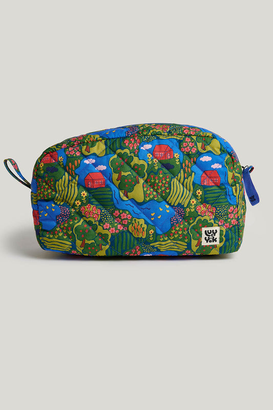 Amaliah - Large Washbag Recycled Polyester in Farmyard Scene