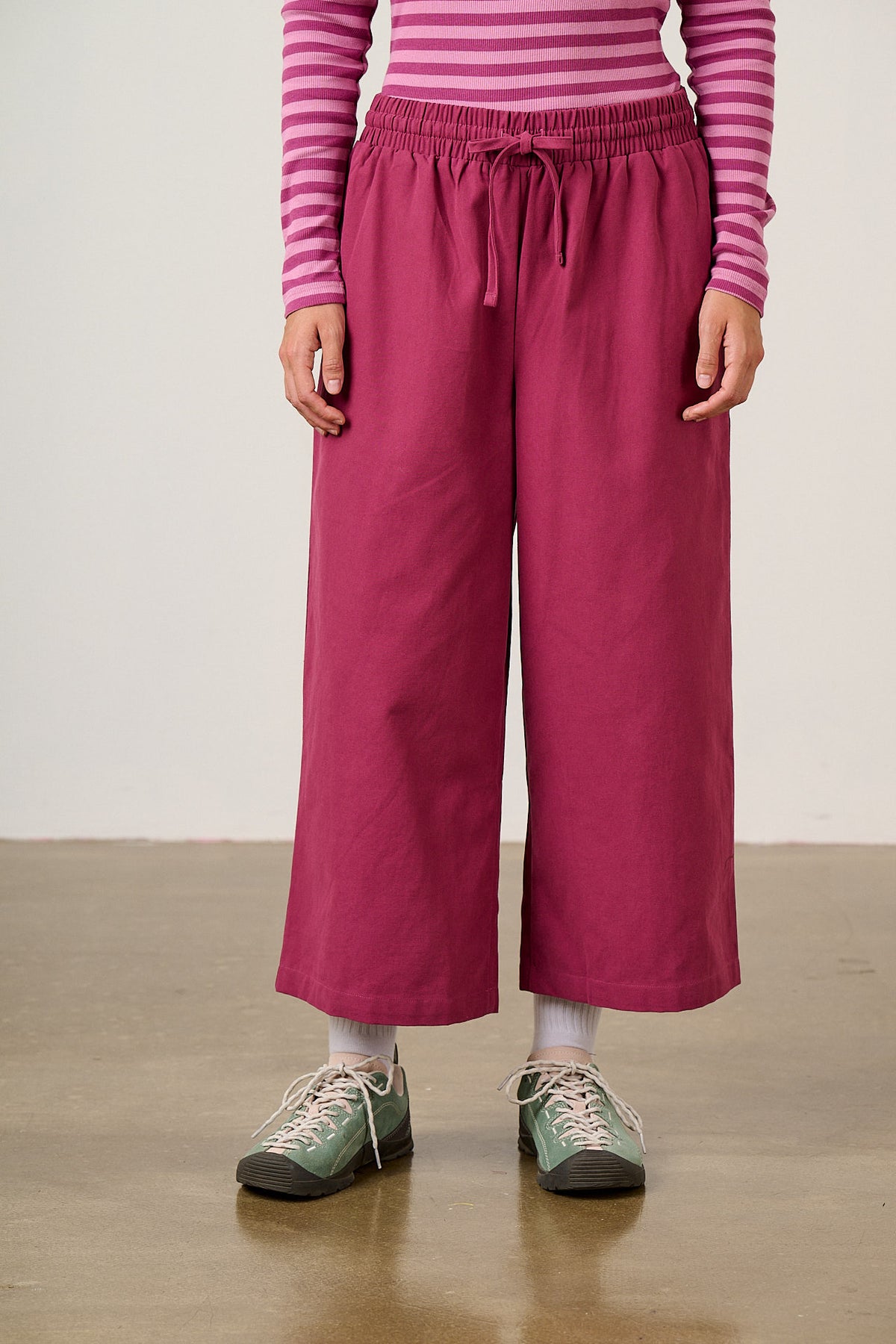 Chuck - Wide Leg Trousers Organic Cotton in Raspberry Matty