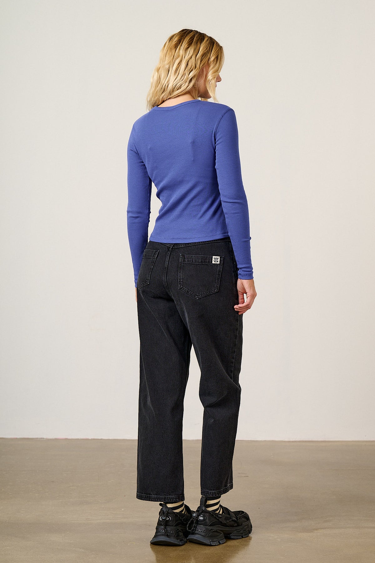 Linden - 90s Straight Leg Jeans Organic Cotton Denim in Black Wash