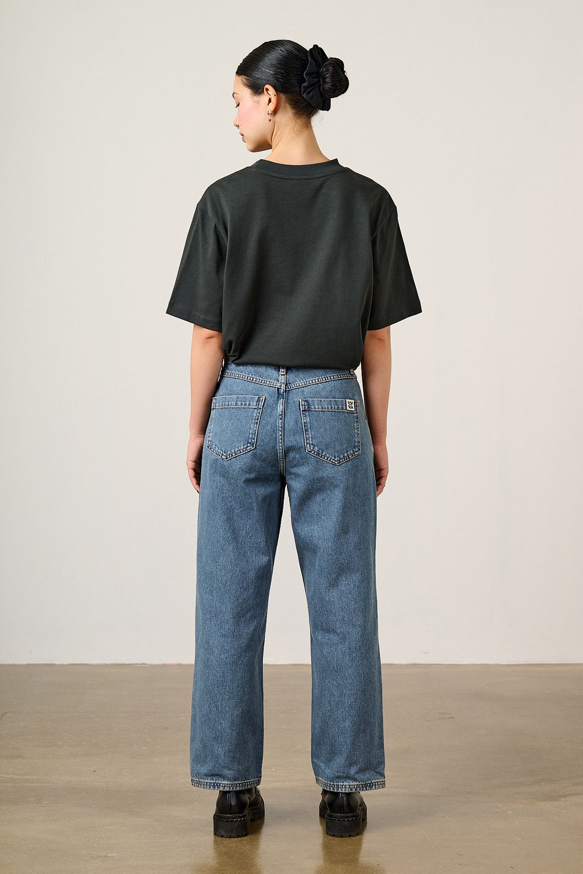 Linden - 90s Straight Leg Jeans Organic Cotton Denim in Mid Wash Blue