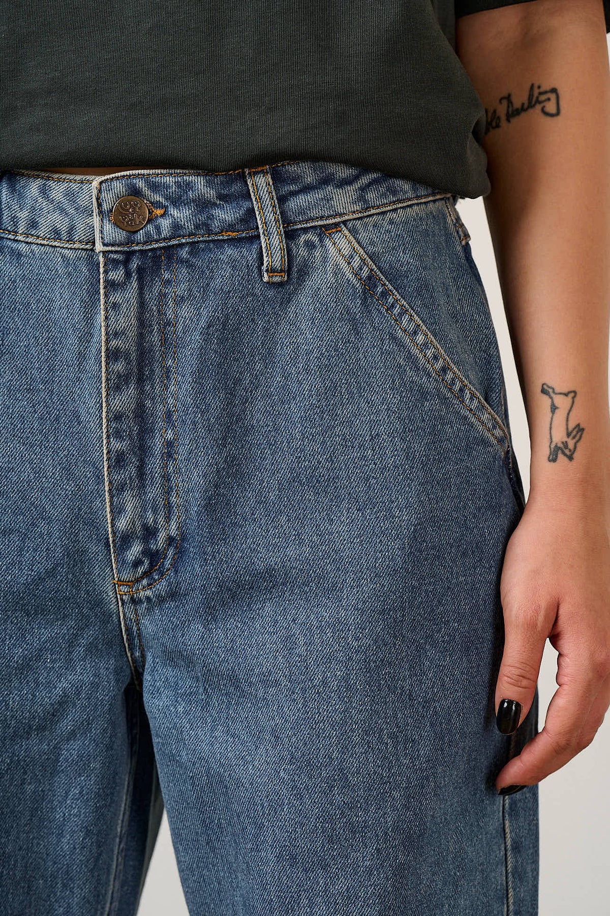 Linden - 90s Straight Leg Jeans Organic Cotton Denim in Mid Wash Blue