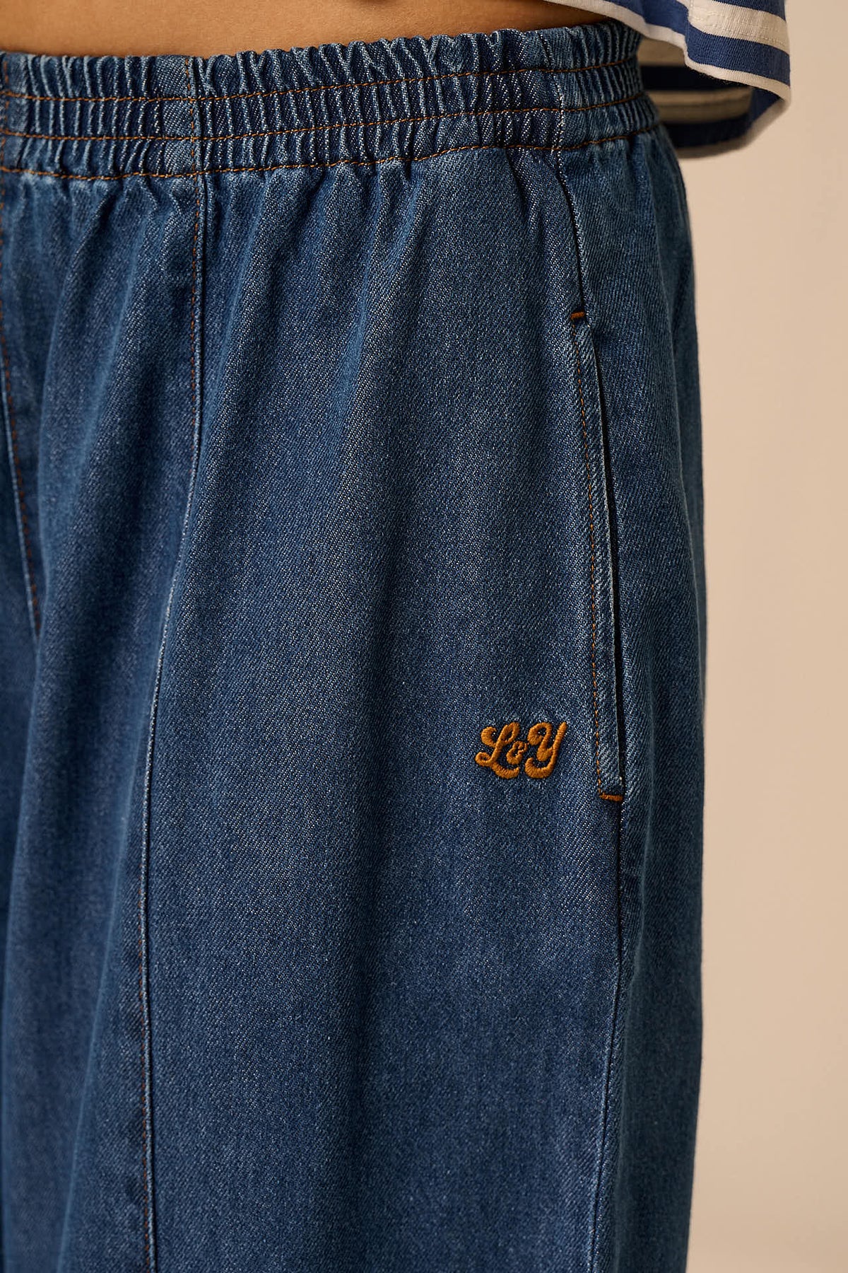 Obregon - Barrel Leg Jeans Organic Cotton Blend Denim in Mid Wash Blue