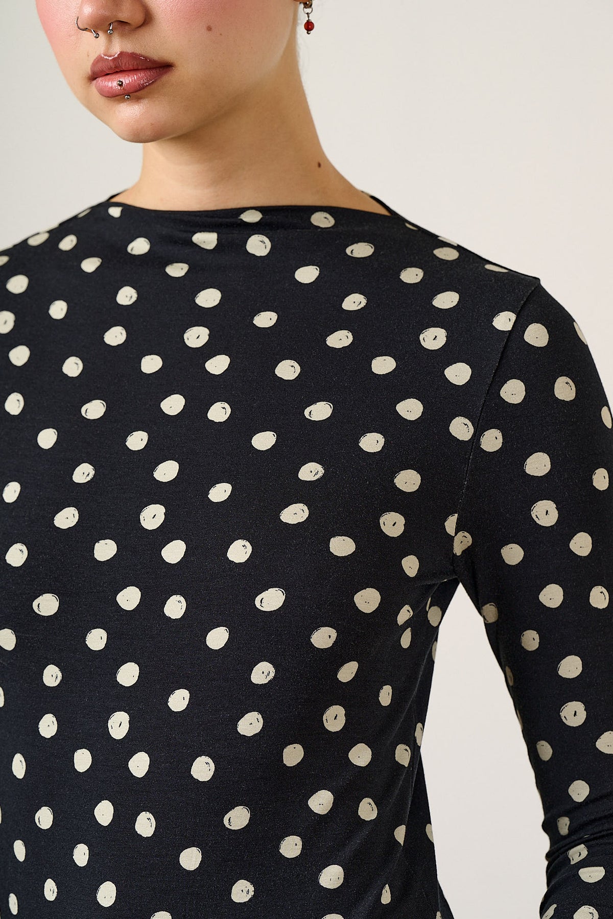 Sara - Long Sleeve Mock Neck Top Viscose in Polka Dot