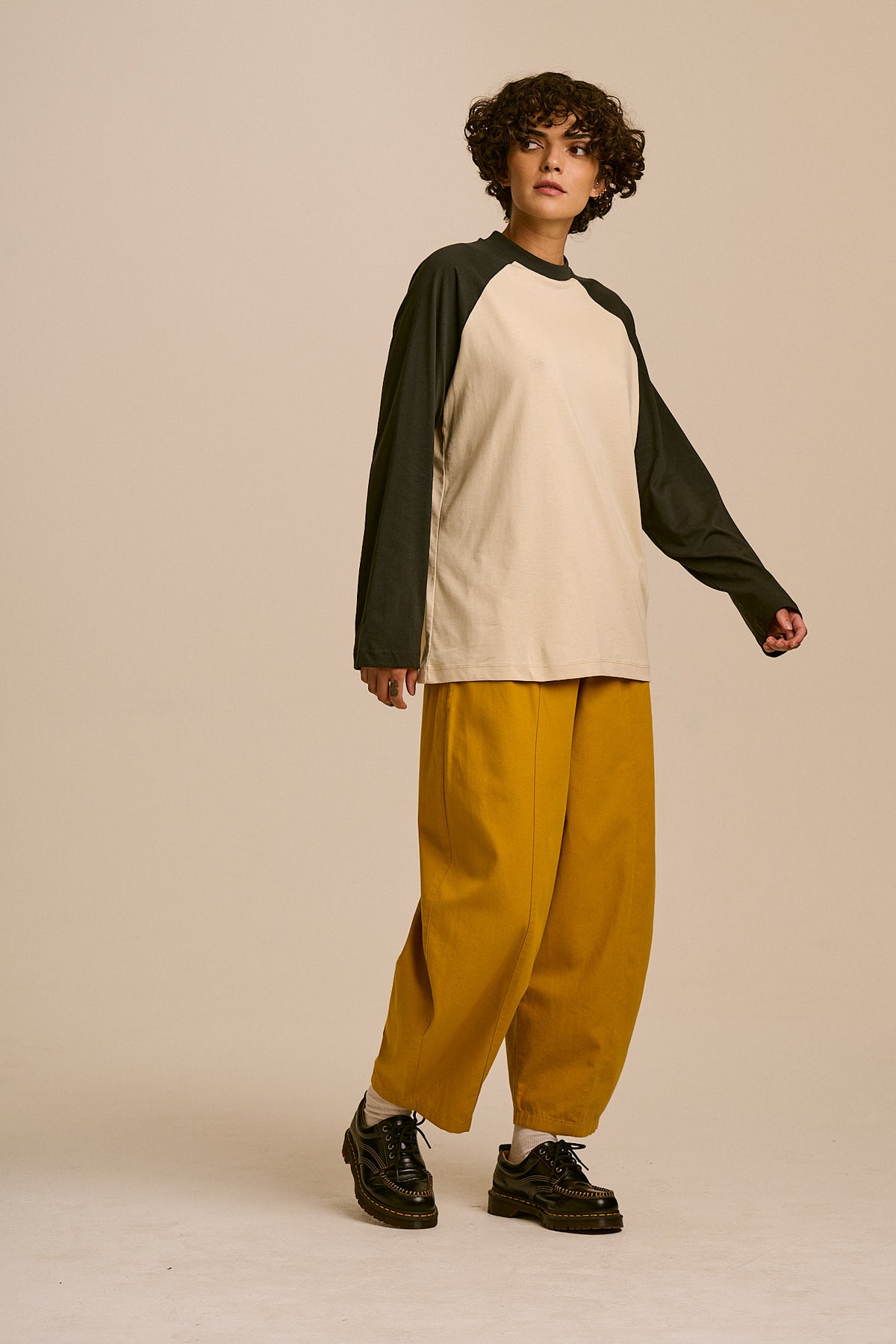 Bennett - Oversized Organic Cotton Raglan Tee in Ecru & Black (IMPERFECT)