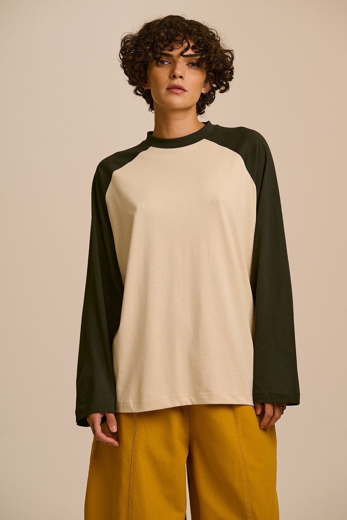 Bennett - Oversized Organic Cotton Raglan Tee in Ecru & Black (IMPERFECT)