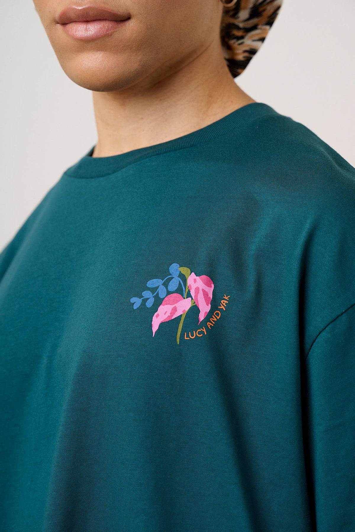 Benny - Oversized T-Shirt Organic Cotton in Green Wild Expression Print