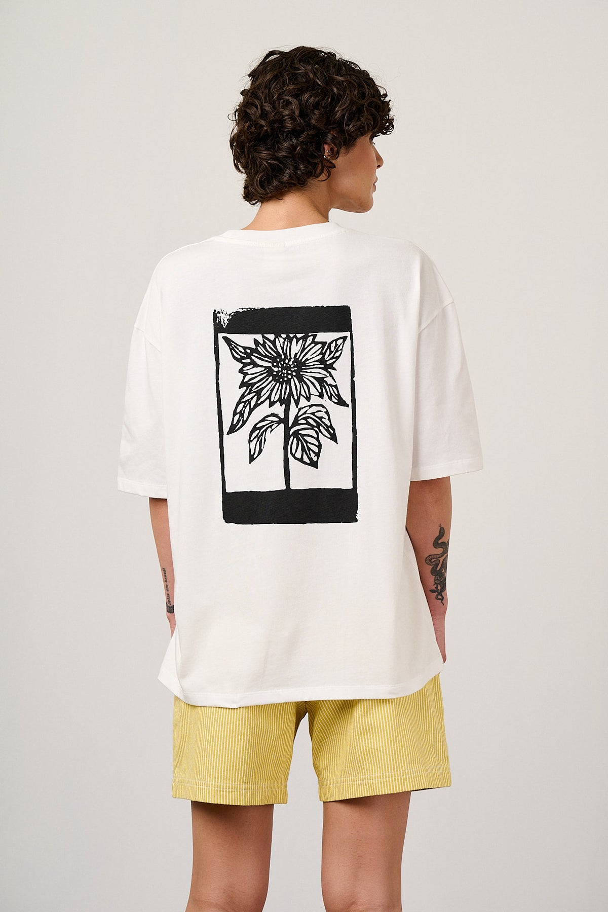 Benny - Oversized T-Shirt Organic Cotton in White Sunflower Print