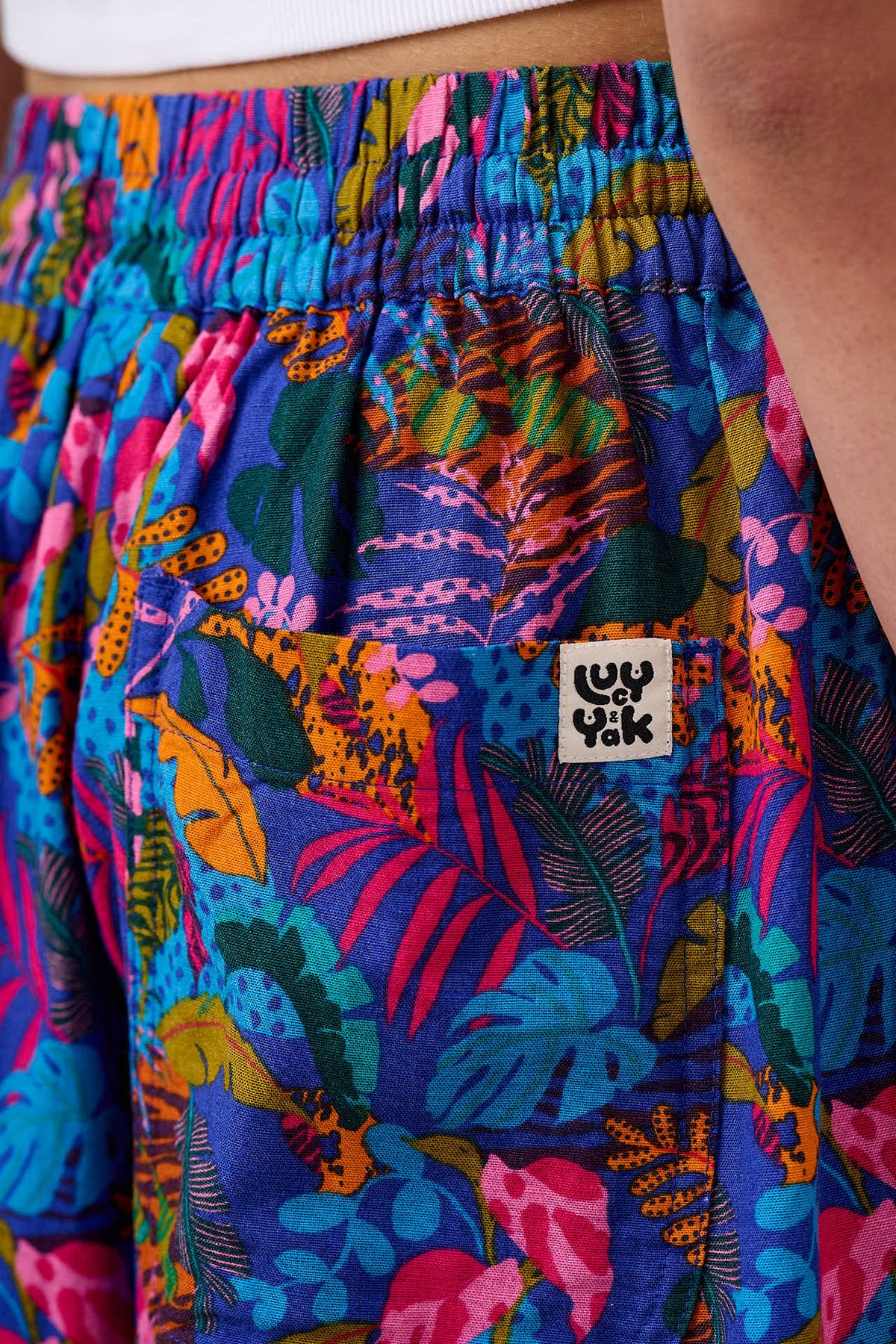 Carlos - Shorts ECOVERO Viscose Blend in Wild Expression Print