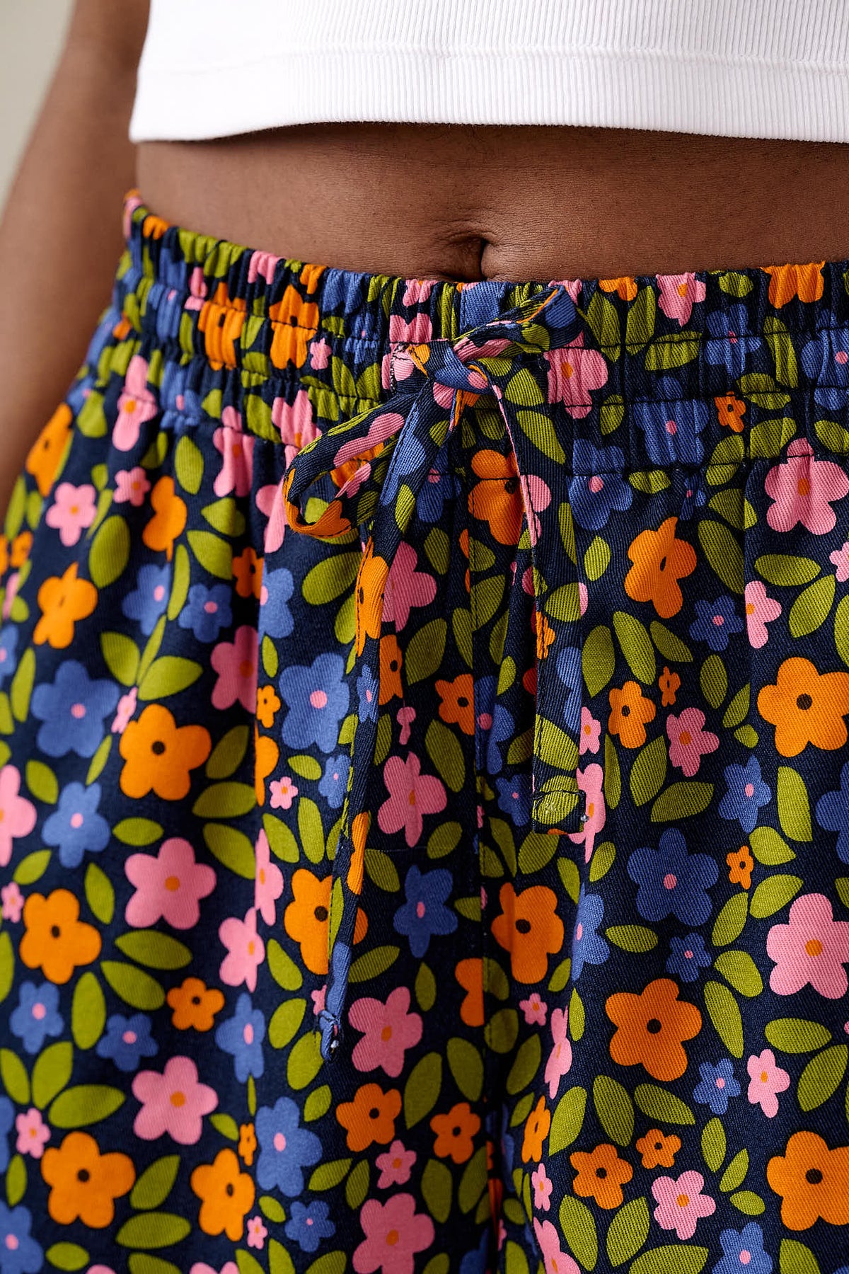 Charlie - Relaxed Shorts Organic Cotton in Navy Floral