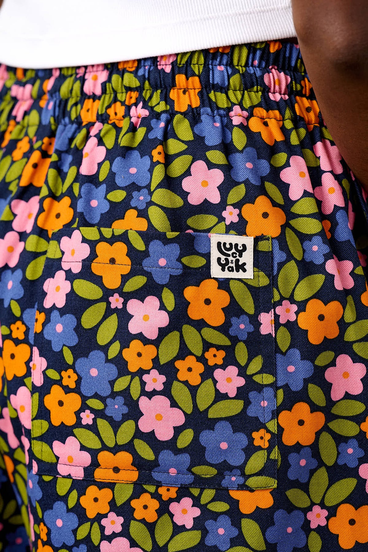 Charlie - Relaxed Shorts Organic Cotton in Navy Floral
