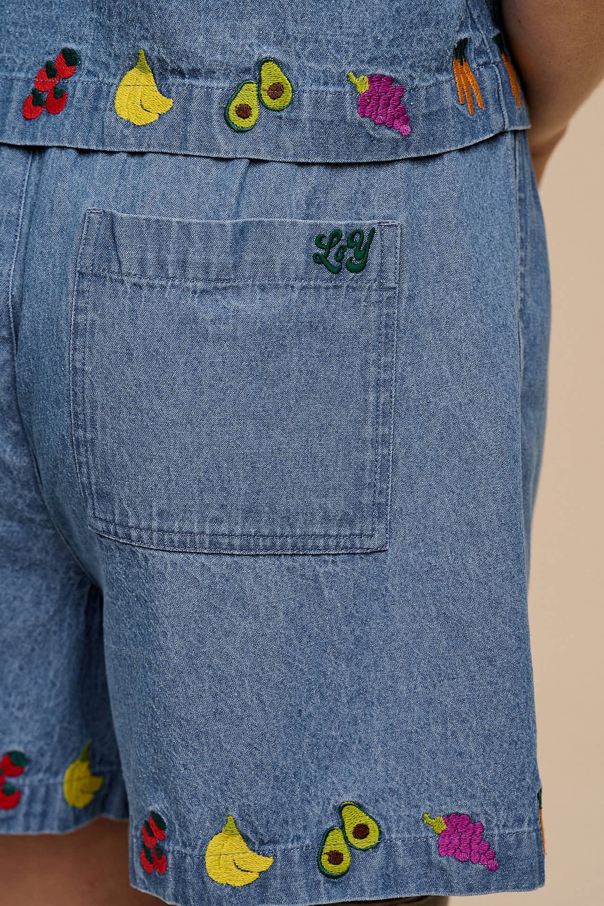 Charlie - Relaxed Shorts Organic Cotton in Light Blue with Veg Embroidery