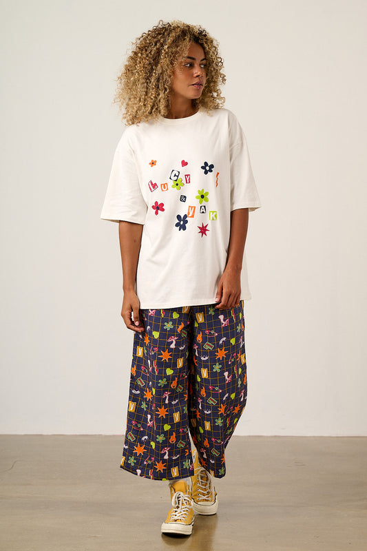 Benny - Oversized T-Shirt Organic Cotton in Punk Scribbled Floral Graphic