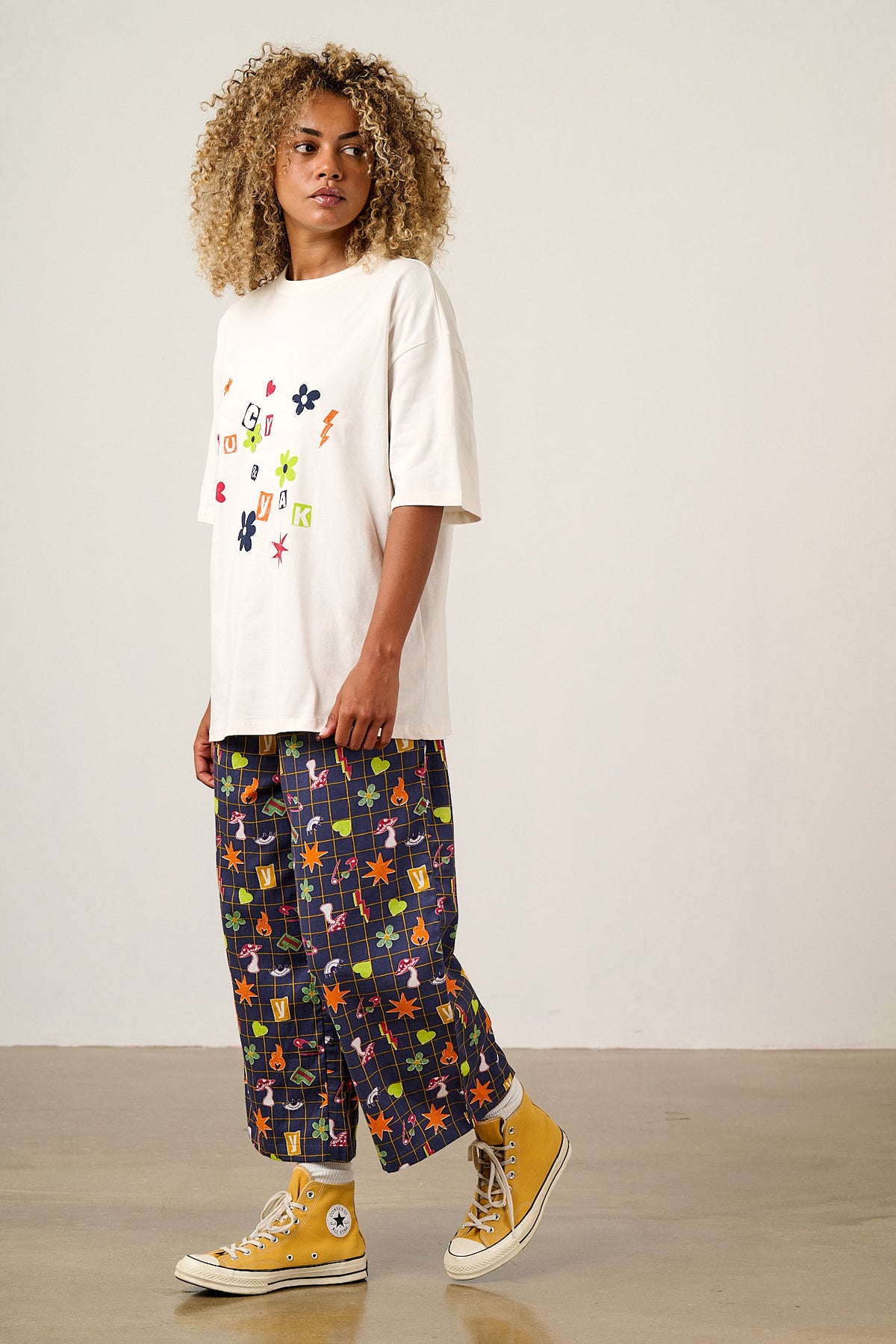 Benny - Oversized T-Shirt Organic Cotton in Punk Scribbled Floral Graphic