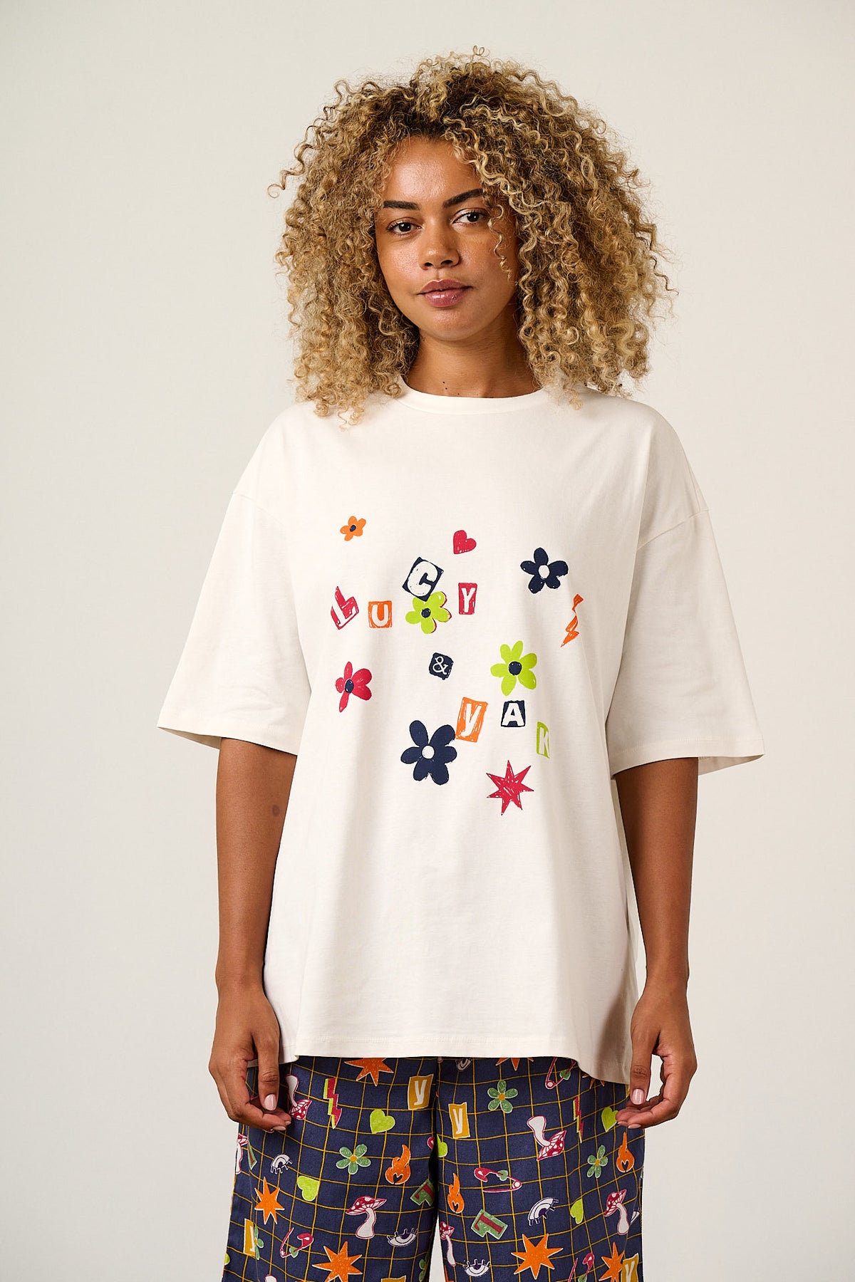 Benny - Oversized T-Shirt Organic Cotton in Punk Scribbled Floral Graphic