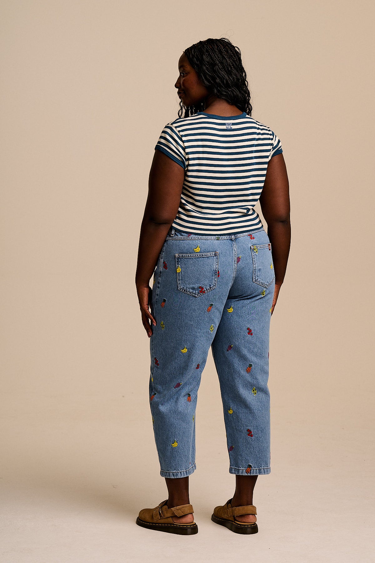 Drew - Cropped Straight Leg Trousers Organic Cotton Denim in Light Wash Veg Embroidery