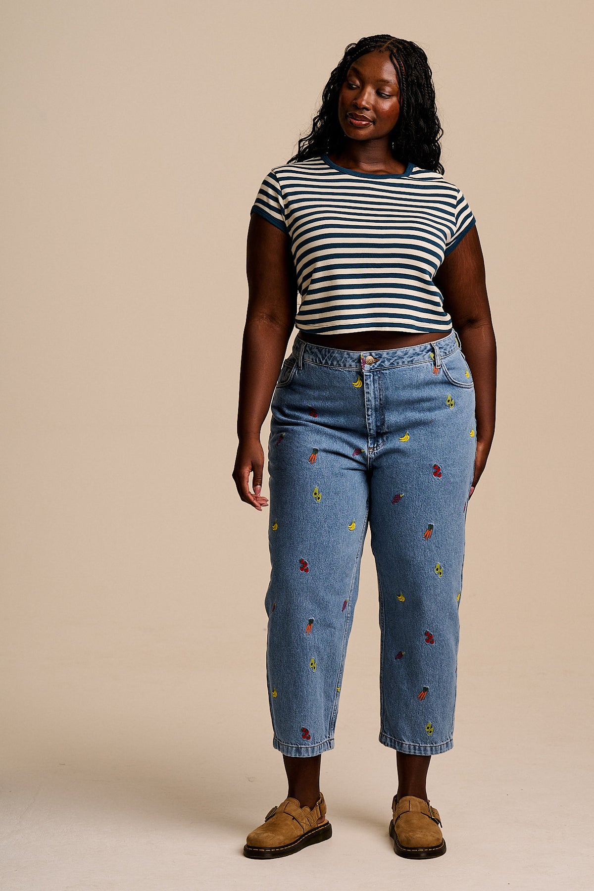 Drew - Cropped Straight Leg Trousers Organic Cotton Denim in Light Wash Veg Embroidery