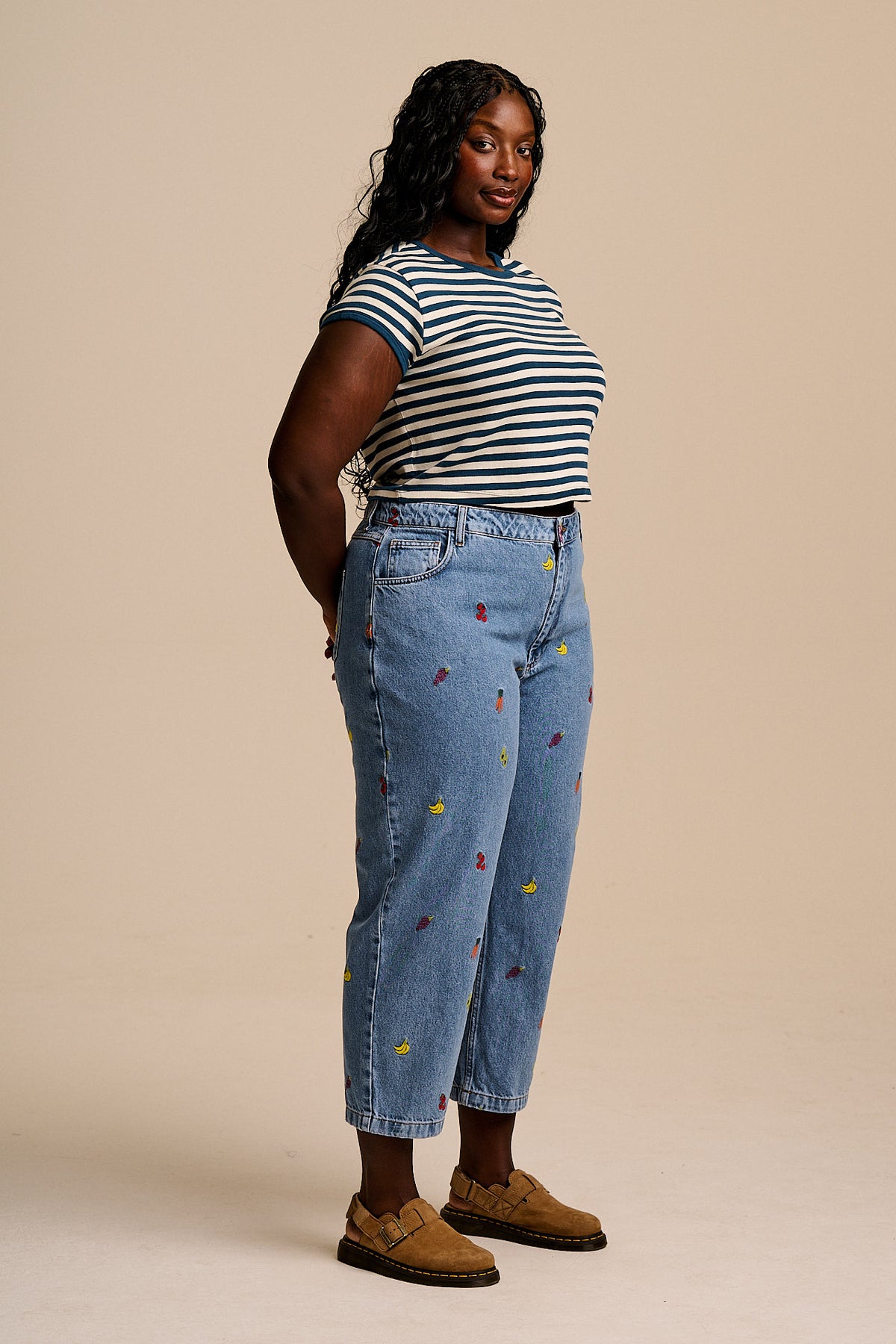Drew - Cropped Straight Leg Trousers Organic Cotton Denim in Light Wash Veg Embroidery