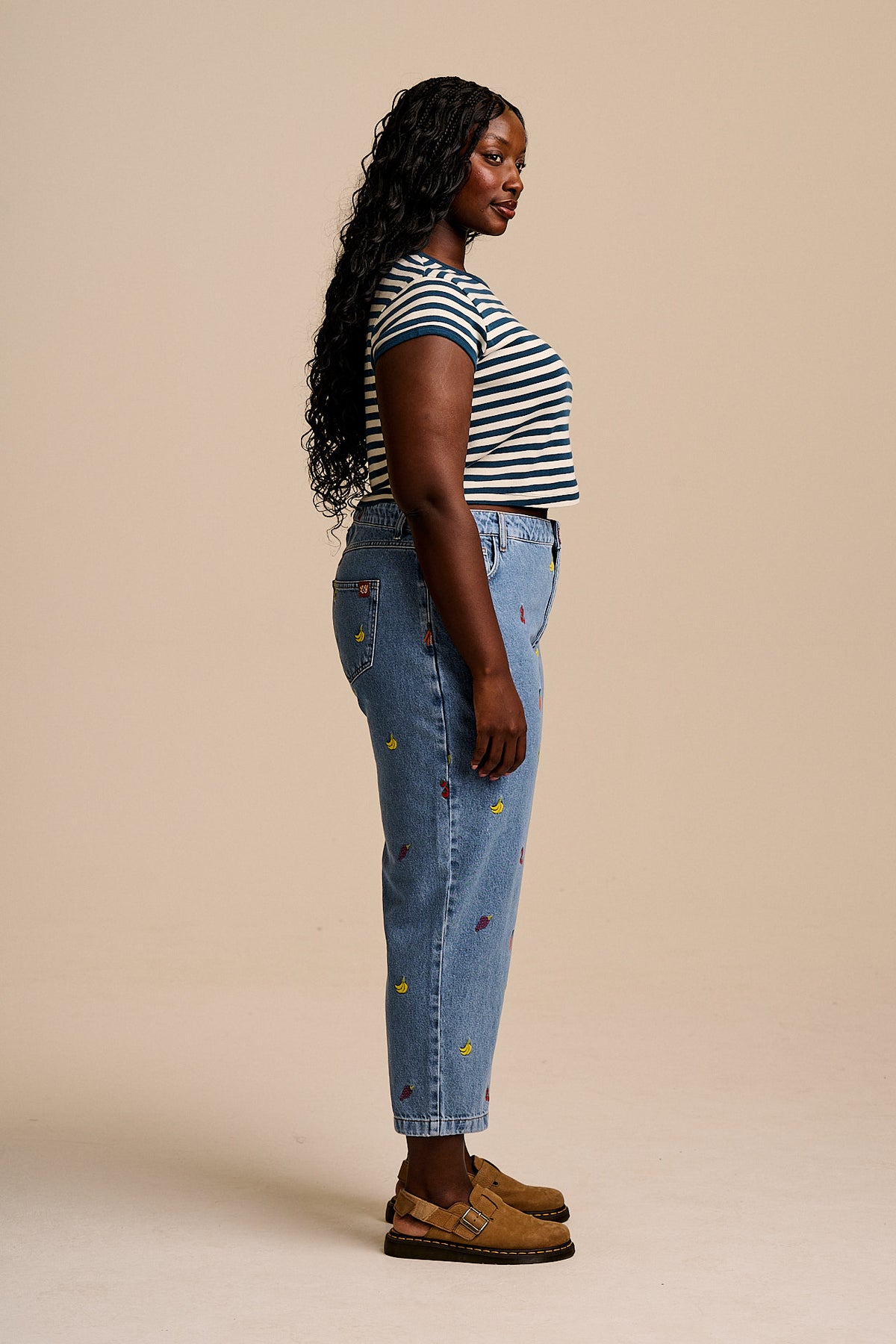 Drew - Cropped Straight Leg Trousers Organic Cotton Denim in Light Wash Veg Embroidery