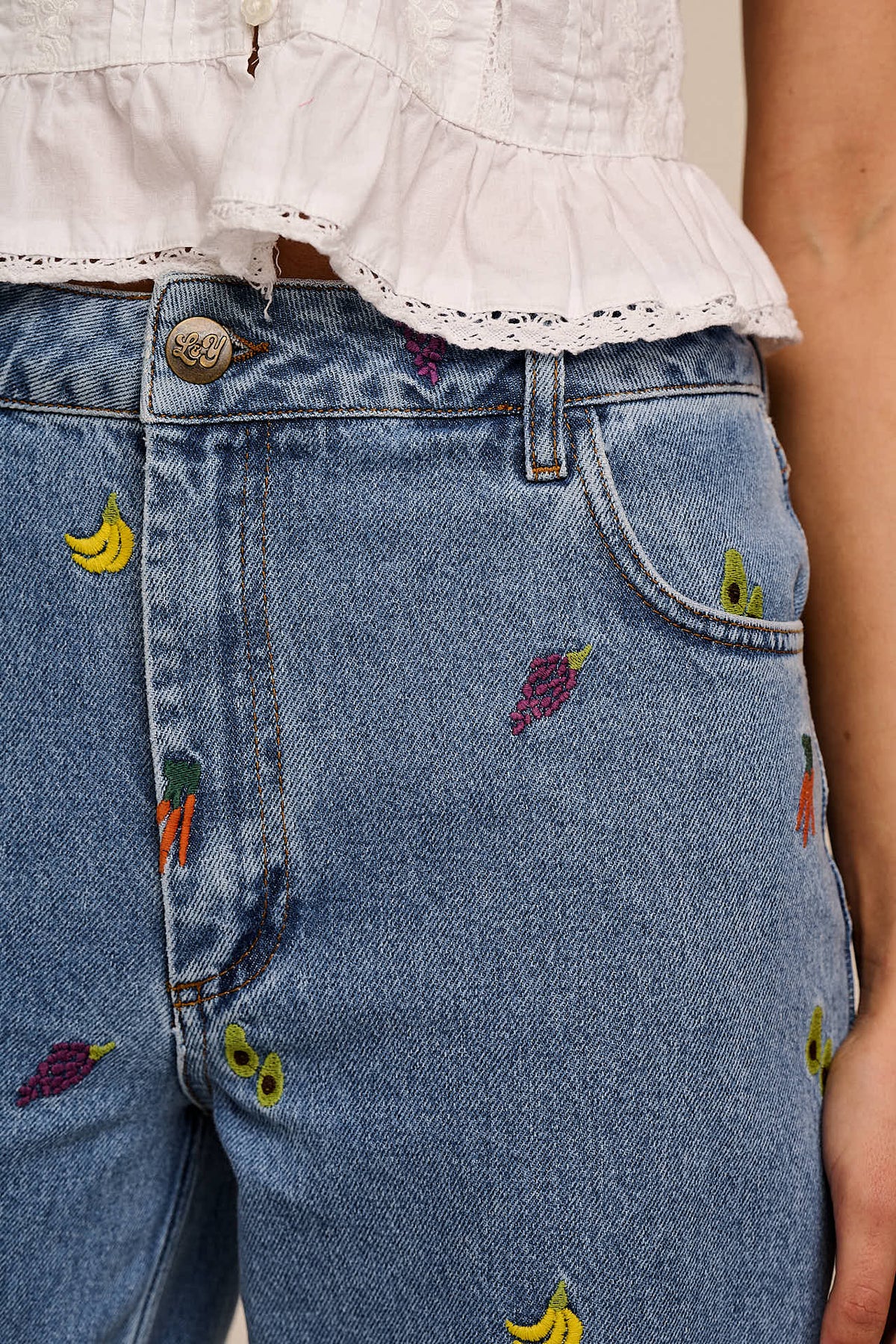 Drew - Cropped Straight Leg Trousers Organic Cotton Denim in Light Wash Veg Embroidery