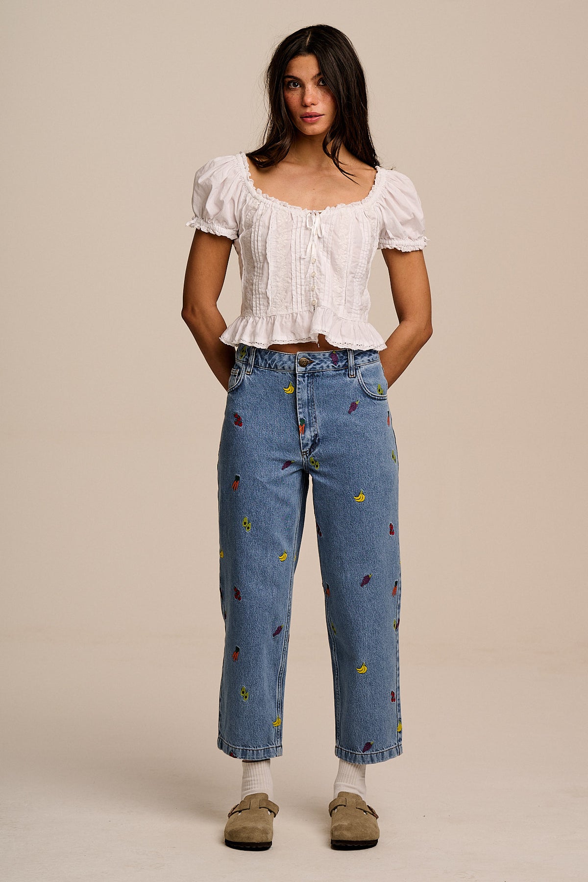 Drew - Cropped Straight Leg Trousers Organic Cotton Denim in Light Wash Veg Embroidery