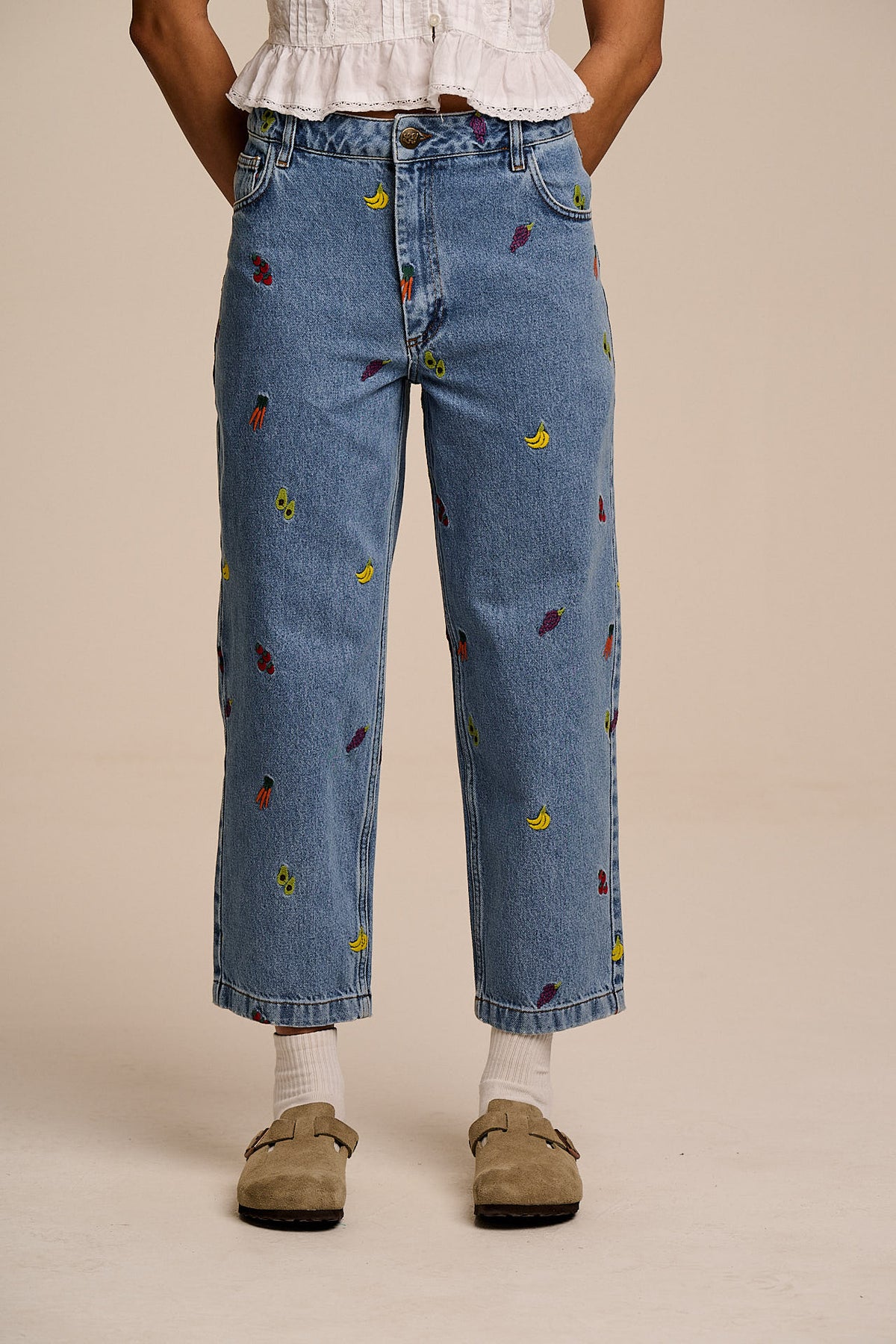 Drew - Cropped Straight Leg Trousers Organic Cotton Denim in Light Wash Veg Embroidery