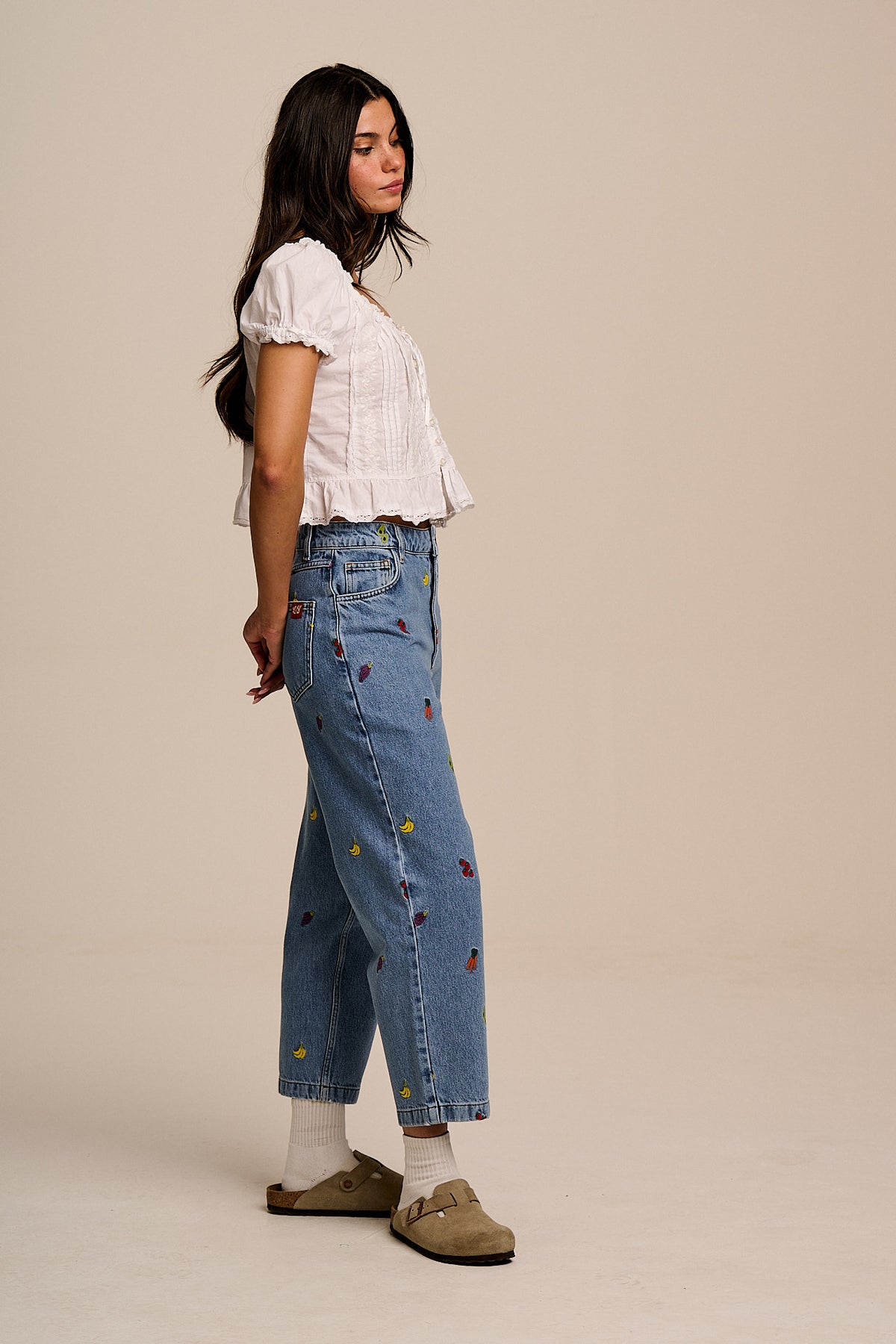 Drew - Cropped Straight Leg Trousers Organic Cotton Denim in Light Wash Veg Embroidery