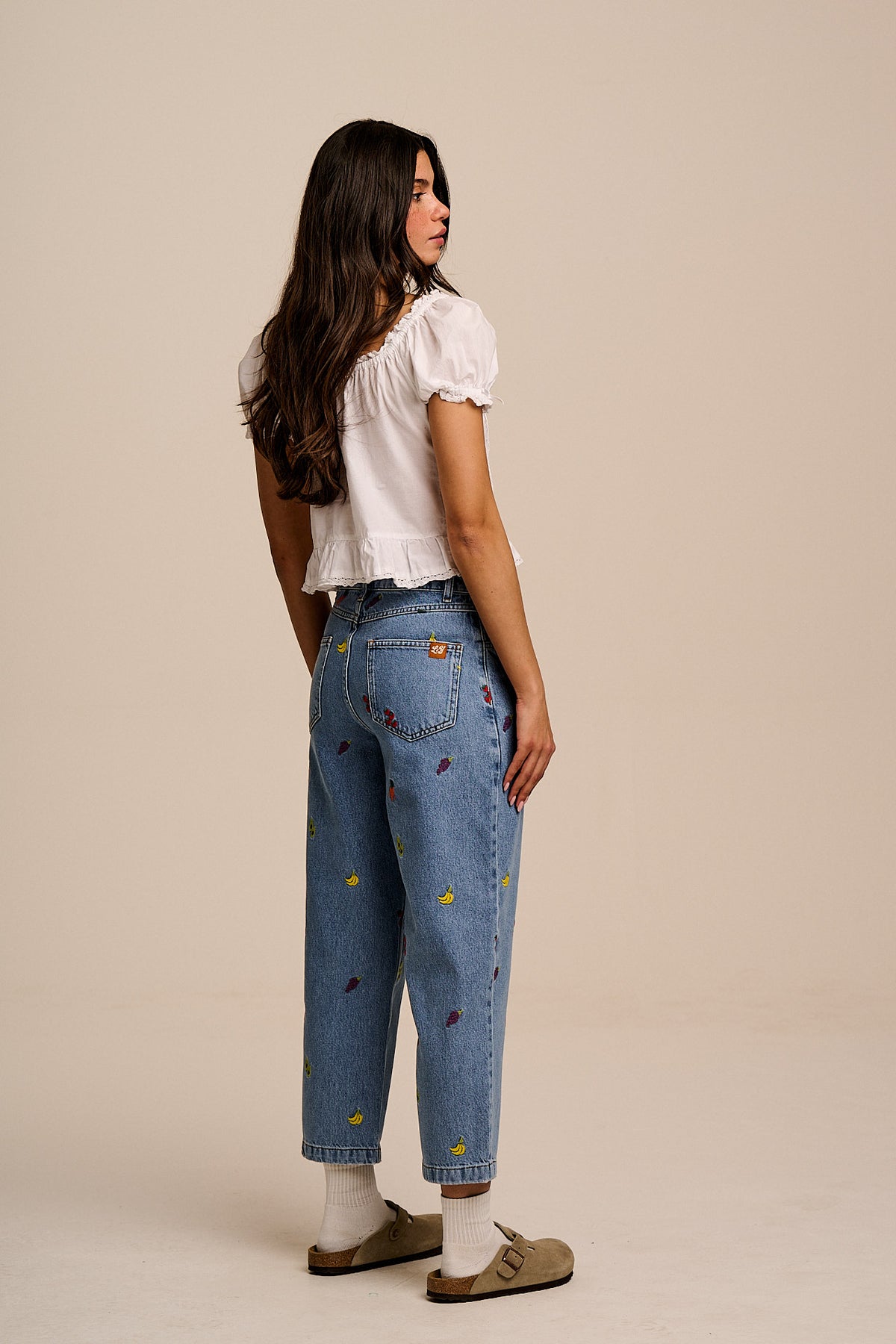 Drew - Cropped Straight Leg Trousers Organic Cotton Denim in Light Wash Veg Embroidery