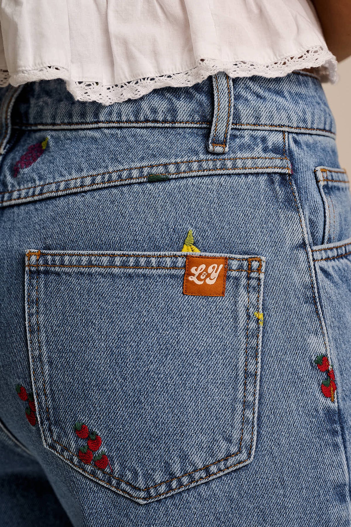 Drew - Cropped Straight Leg Trousers Organic Cotton Denim in Light Wash Veg Embroidery