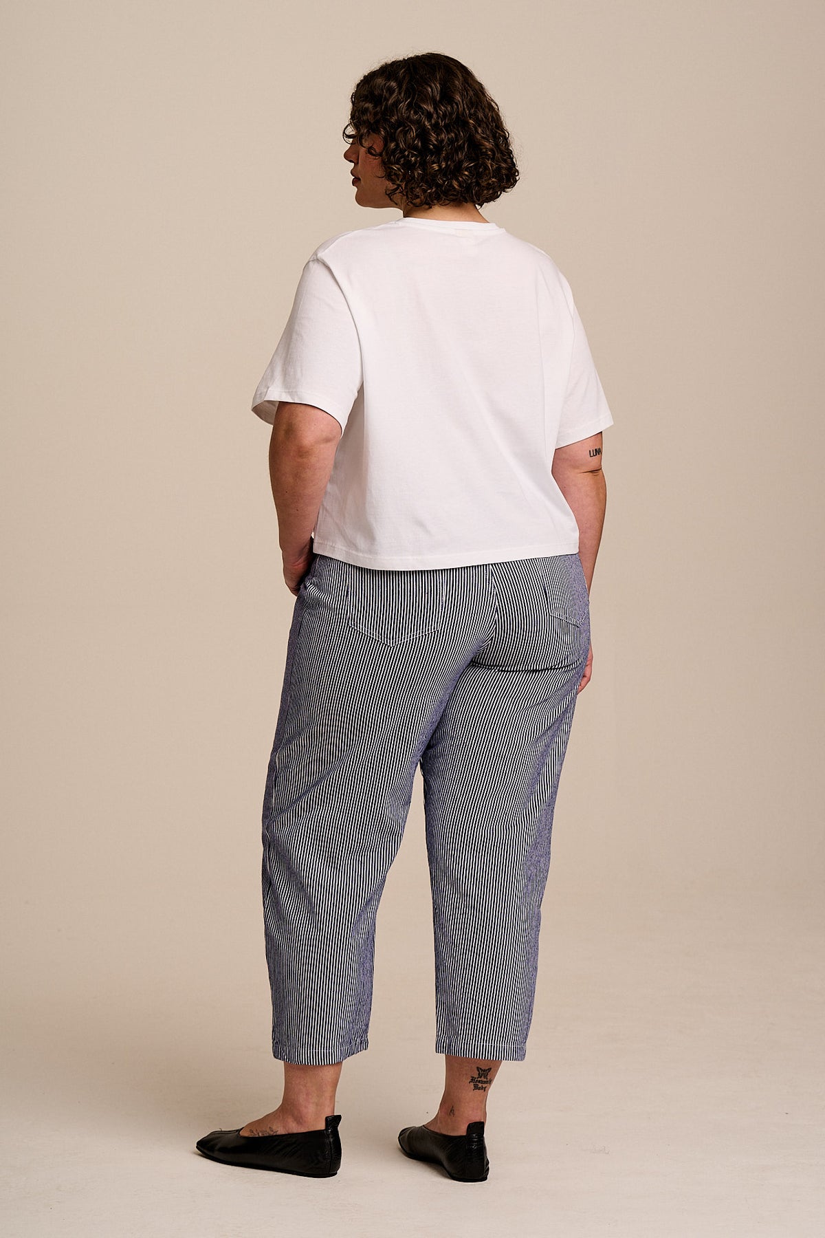 Drew - Cropped Straight Leg Trousers Organic Cotton in Navy Stripe