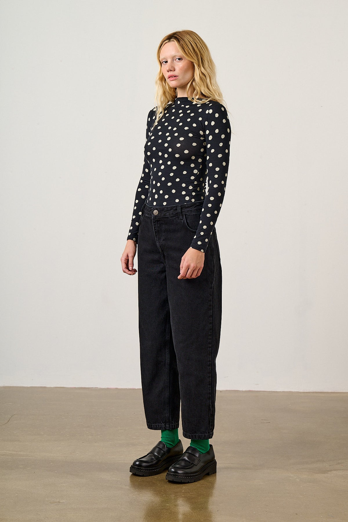 Drew - Cropped Straight Leg Jeans Organic Cotton Denim in Washed Black