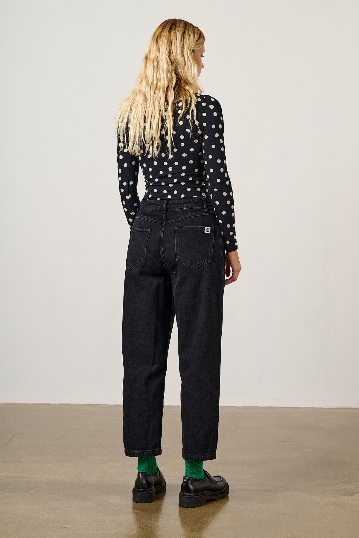 Drew - Cropped Straight Leg Jeans Organic Cotton Denim in Washed Black
