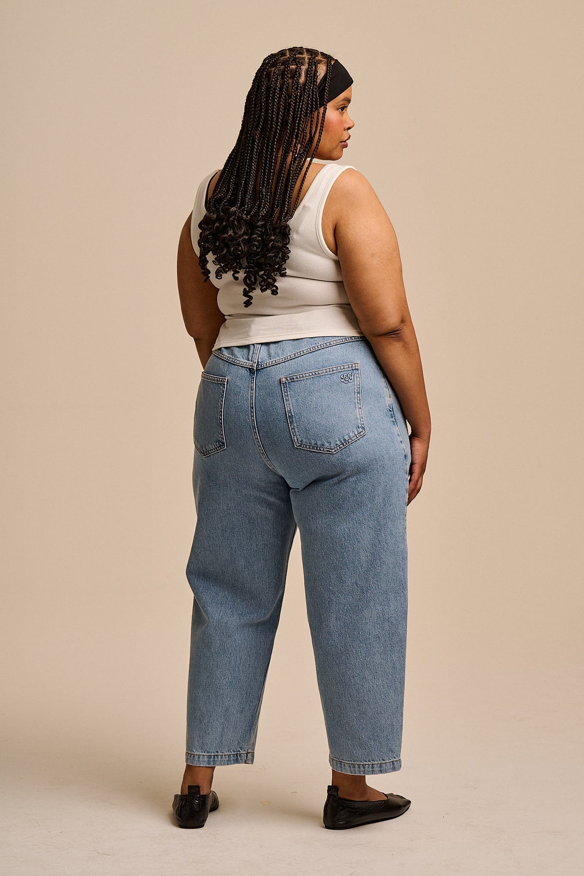 Drew - Cropped Straight Leg Trousers Organic Cotton Denim in Light Wash Blue