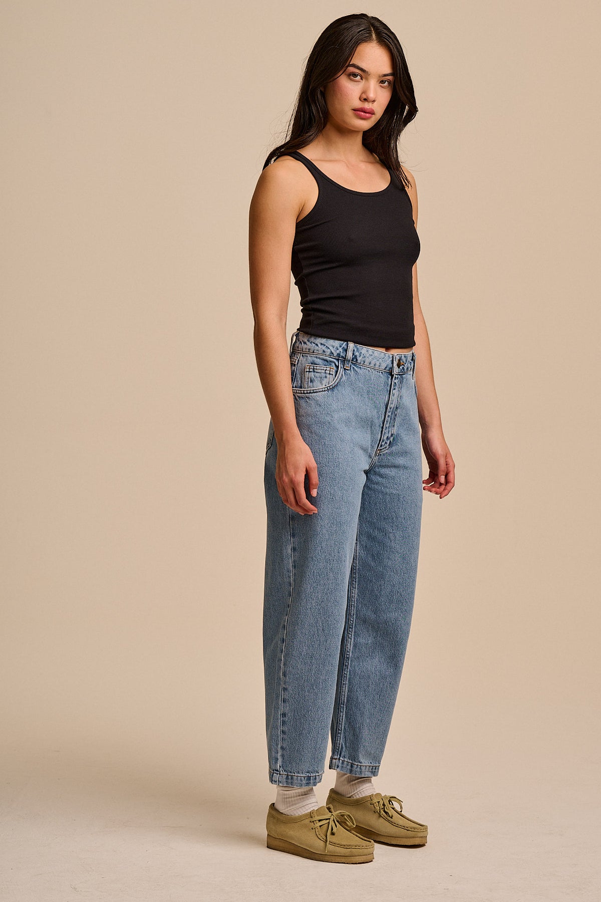 Drew - Cropped Straight Leg Trousers Organic Cotton Denim in Light Wash Blue