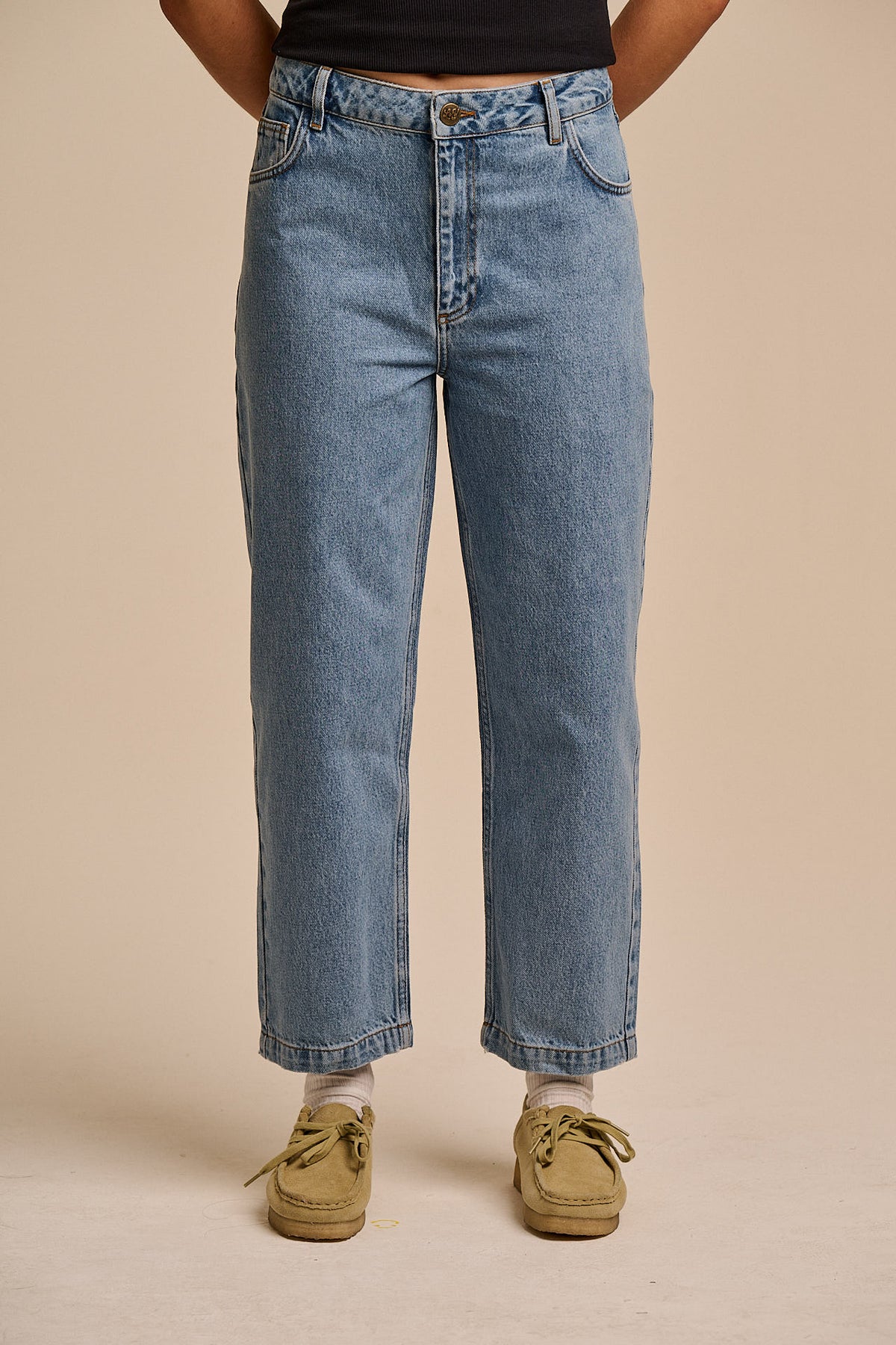 Drew - Cropped Straight Leg Trousers Organic Cotton Denim in Light Wash Blue
