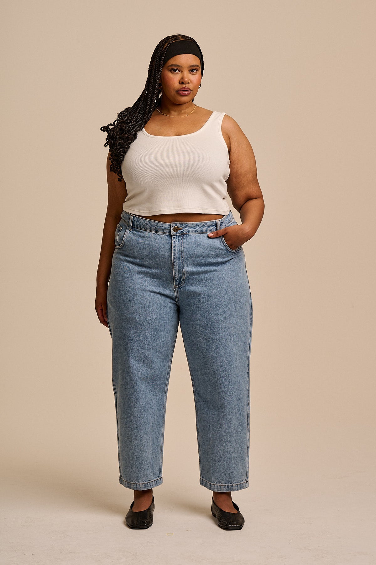 Drew - Cropped Straight Leg Trousers Organic Cotton Denim in Light Wash Blue