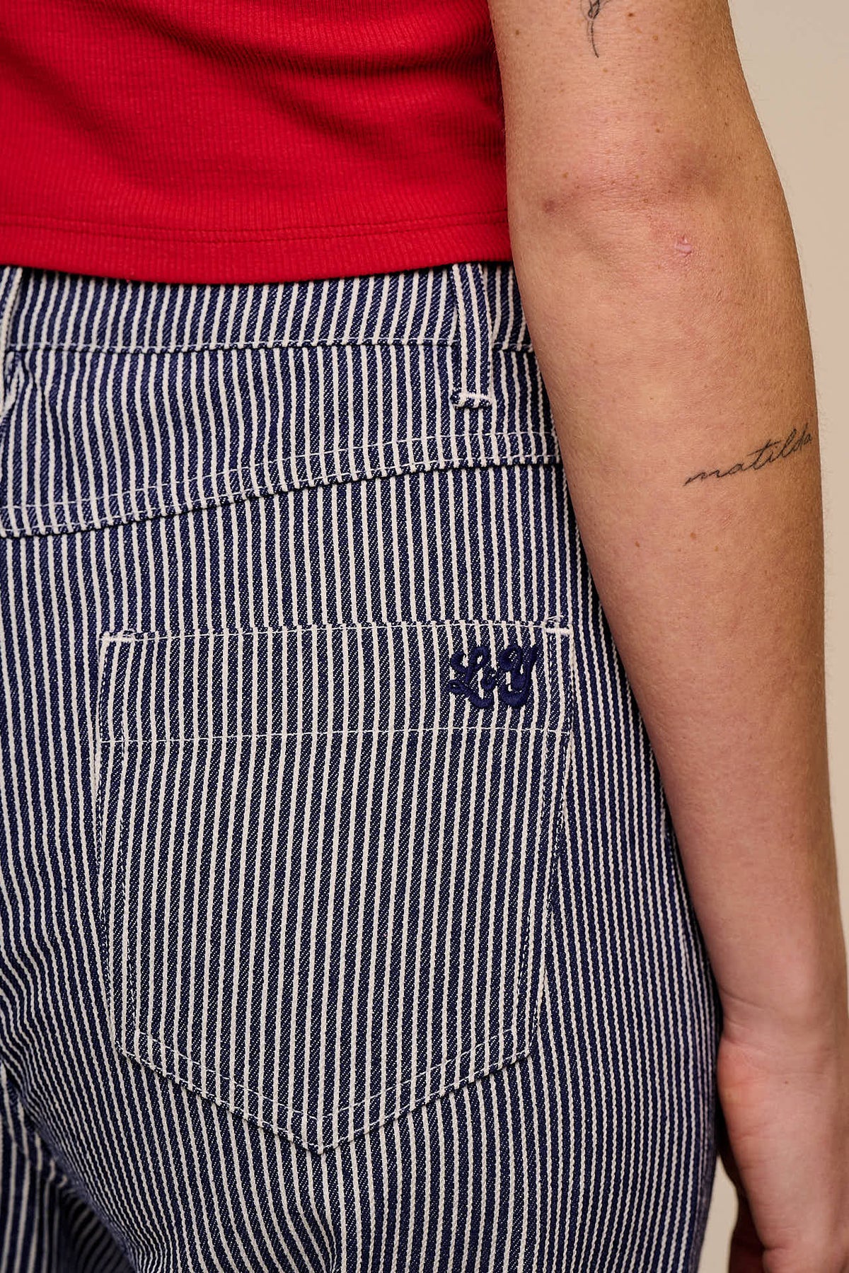 Drew - Cropped Straight Leg Trousers Organic Cotton in Navy Stripe