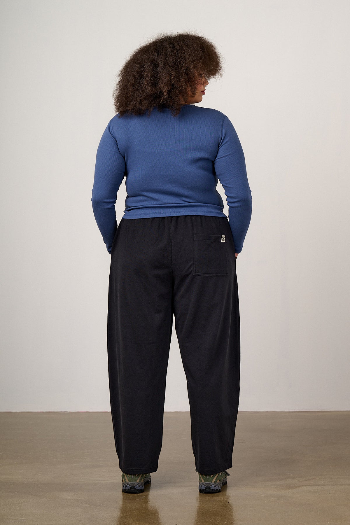 Freddie - Barrel Leg Trousers Organic Cotton Jersey in Black